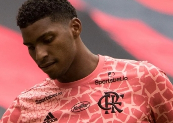 Gigante do futebol mundial, Van der Sar pede pessoalmente que Ajax contrate Hugo Souza, do Flamengo