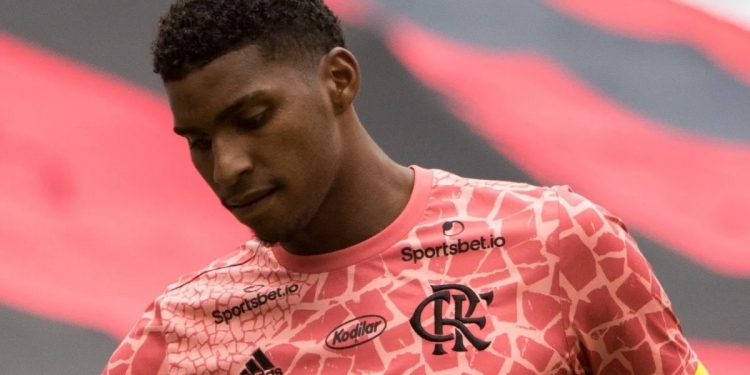 Gigante do futebol mundial, Van der Sar pede pessoalmente que Ajax contrate Hugo Souza, do Flamengo