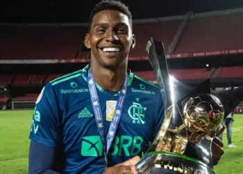 Em meio a rumores de venda ao Ajax, Hugo Souza se emociona com linda homenagem do Flamengo após morte do pai