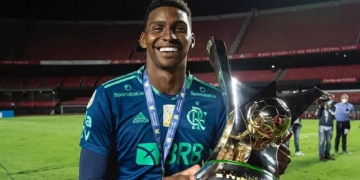 Em meio a rumores de venda ao Ajax, Hugo Souza se emociona com linda homenagem do Flamengo após morte do pai