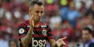 Flamengo publica nota explicando o porquê da desistência de contratar o lateral Rafinha