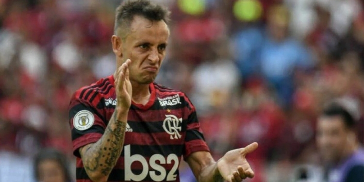 Flamengo publica nota explicando o porquê da desistência de contratar o lateral Rafinha