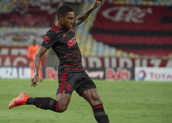 Jogador do Flamengo sai em defesa de Vitinho após golaço contra o Resende: ‘Impossível falar que é ruim’