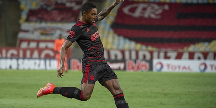 Jogador do Flamengo sai em defesa de Vitinho após golaço contra o Resende: ‘Impossível falar que é ruim’