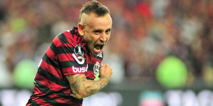 Rafinha desmente ‘desculpa’ do Flamengo para o fim das negociações e promete jogar tudo no ventilador