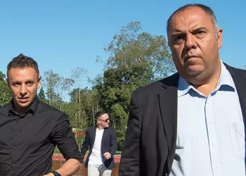 Apesar da desistência pela contratação de Rafinha, Flamengo ainda acredita que o jogador possa voltar atrás, diz site