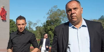 Apesar da desistência pela contratação de Rafinha, Flamengo ainda acredita que o jogador possa voltar atrás, diz site