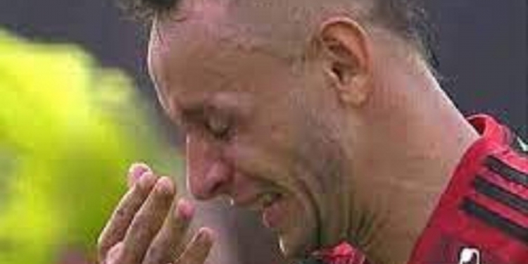 Rafinha chora ao falar sobre negociação frustrada com o Flamengo e aponta o dedo para o seu ‘algoz’