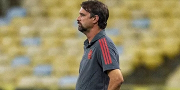Conselho do Flamengo dá cartada final e define Maurício Souza como substituto de Rogério Ceni