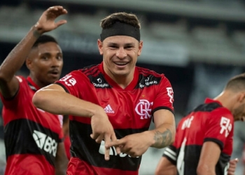 Hugo Moura marca pela primeira vez com a camisa do Flamengo e dedica gol para pessoa muito especial