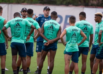 Flamengo estuda vender dois jogadores na próxima janela de transferências para levantar caixa