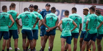 Flamengo estuda vender dois jogadores na próxima janela de transferências para levantar caixa