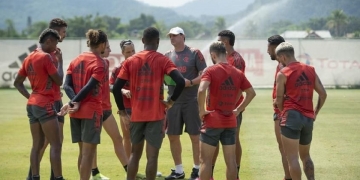 Flamengo oferece volante para o Cruzeiro; jogador não faz parte dos planos de Rogério Ceni
