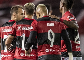 Jornalista enaltece Rogério Ceni em noite de exibição de gala: ‘Vi um Flamengo muito parecido com o time do Jorge Jesus’