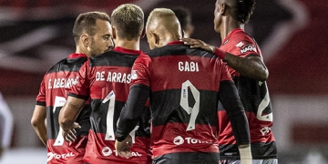 Jornalista enaltece Rogério Ceni em noite de exibição de gala: ‘Vi um Flamengo muito parecido com o time do Jorge Jesus’