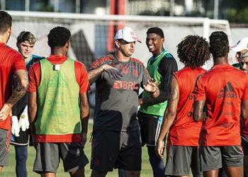 Rodrigo Caio retorna ao time e meio-campo do Flamengo vive concorrência quente pela titularidade