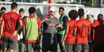 Rodrigo Caio retorna ao time e meio-campo do Flamengo vive concorrência quente pela titularidade