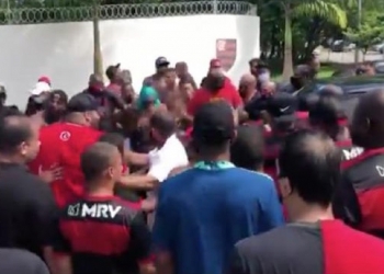 Jogadores do Flamengo lamentam protestos com rojões atirados dentro do CT: ‘Ele pediu calma’