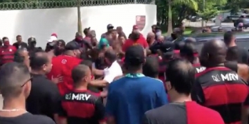 Jogadores do Flamengo lamentam protestos com rojões atirados dentro do CT: ‘Ele pediu calma’