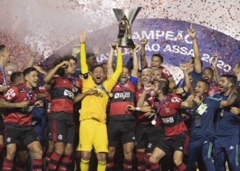 Jogador profissional do Flamengo reclama de salário de R$ 36 mil e pretende pedir rescisão caso não haja valorização