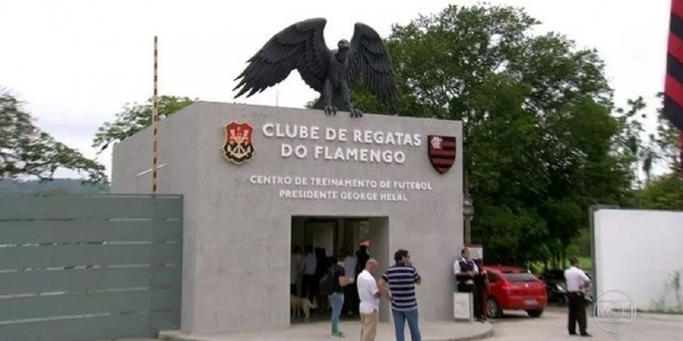 R$ 468 milhões em jogo: Flamengo se movimenta e fecha acordo com zagueiro como reforço até 2023
