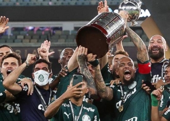 Covid-19 atinge atacante do Palmeiras e jogador vira desfalque para a Supercopa do Brasil contra o Flamengo