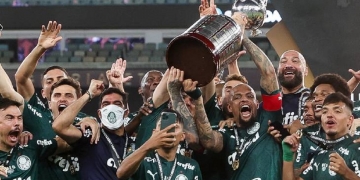 Covid-19 atinge atacante do Palmeiras e jogador vira desfalque para a Supercopa do Brasil contra o Flamengo