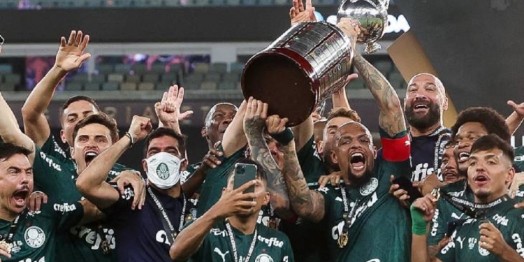Covid-19 atinge atacante do Palmeiras e jogador vira desfalque para a Supercopa do Brasil contra o Flamengo
