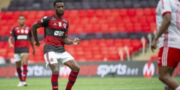Gerson bate-boca com torcedor que peitou Vitinho durante decisão da Supercopa do Brasil