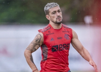 Flamengo reduz pela metade o valor de Arrascaeta e aceita vendê-lo no mercado da bola, diz portal