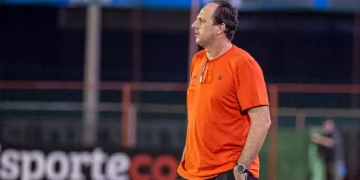 Pressionado por resultados ruins e mudanças contestáveis, Rogério Ceni faz promessa para a torcida do Flamengo