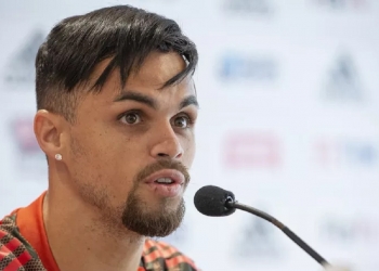 Com respaldo do novo treinador, Grêmio sonda o Flamengo para contratar o atacante Michael
