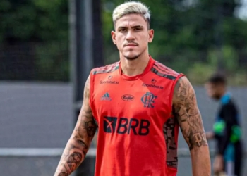Vídeo: Pedro marca golaço estilo ‘escorpião’ em treino do Flamengo e leva rubro-negros ao delírio