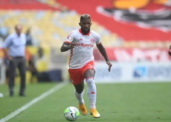 Flamengo dispensa jogador por conta do retorno de Rodinei e causa efeito dominó no elenco