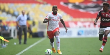 Flamengo dispensa jogador por conta do retorno de Rodinei e causa efeito dominó no elenco