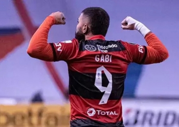 Gabigol marca dois gols na vitória do Flamengo sobre a LDU e iguala recorde histórico de ninguém menos que Zico