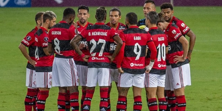 Lateral do Flamengo entra na mira de time da Série A; diretoria bate o martelo e decide se irá aceitar a liberação