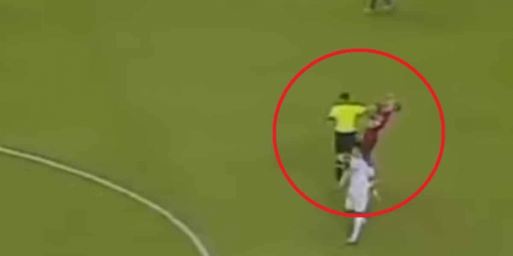 Vídeo mostra árbitro de LDU x Flamengo dando ‘soco’ na face de Diego Ribas e espalha de maneira viral pela internet