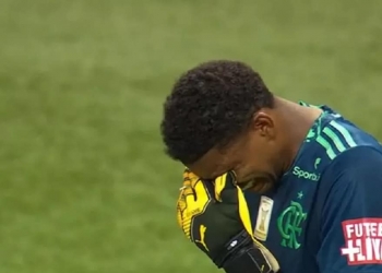 Diego Alves lesionado e Hugo Souza cometendo erros podem levar Rogério Ceni a escalar terceiro goleiro para a Libertadores