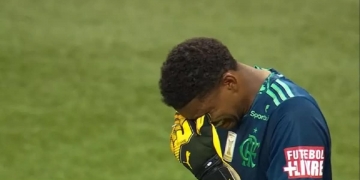 Diego Alves lesionado e Hugo Souza cometendo erros podem levar Rogério Ceni a escalar terceiro goleiro para a Libertadores