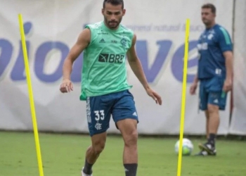Thiago Maia volta a treinar pelo Flamengo sob olhares atentos de Rogério Ceni e vira esperança para os rubro-negros