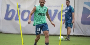 Thiago Maia volta a treinar pelo Flamengo sob olhares atentos de Rogério Ceni e vira esperança para os rubro-negros