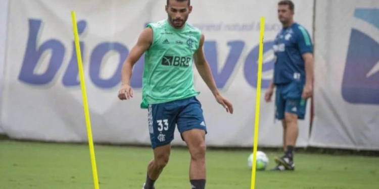 Thiago Maia volta a treinar pelo Flamengo sob olhares atentos de Rogério Ceni e vira esperança para os rubro-negros