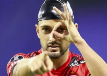 Gigante clube da Inglaterra prepara proposta milionária para tirar Gerson do Flamengo, diz imprensa uruguaia