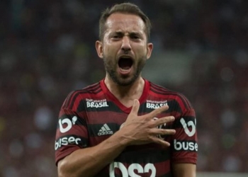 Clube árabe volta a fazer oferta por Everton Ribeiro e Fla avalia