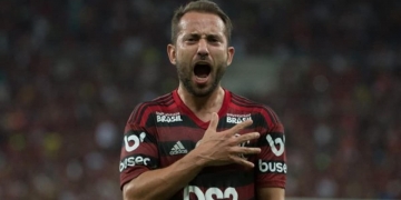 Clube árabe volta a fazer oferta por Everton Ribeiro e Fla avalia