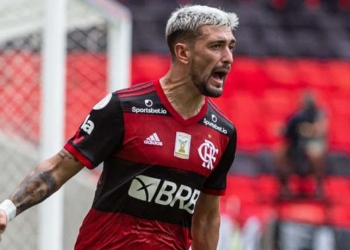 Clube árabe surge repentinamente no mercado da bola com proposta milionária para tirar Arrascaeta do Flamengo