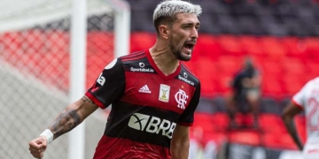 Clube árabe surge repentinamente no mercado da bola com proposta milionária para tirar Arrascaeta do Flamengo