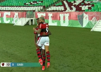 Record ‘pisa’ na TV Globo e bate recorde de audiência com vantagem impressionante durante final entre Flamengo e Fluminense