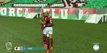 Record ‘pisa’ na TV Globo e bate recorde de audiência com vantagem impressionante durante final entre Flamengo e Fluminense
